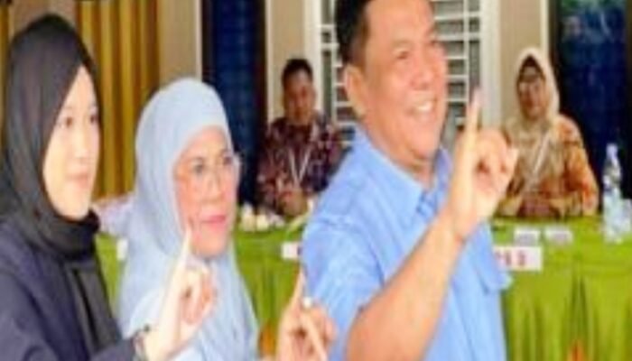 Cawagub Riau SF Hariyanto Salurkan Hak Pilih Suara Kompak Bareng Keluarga