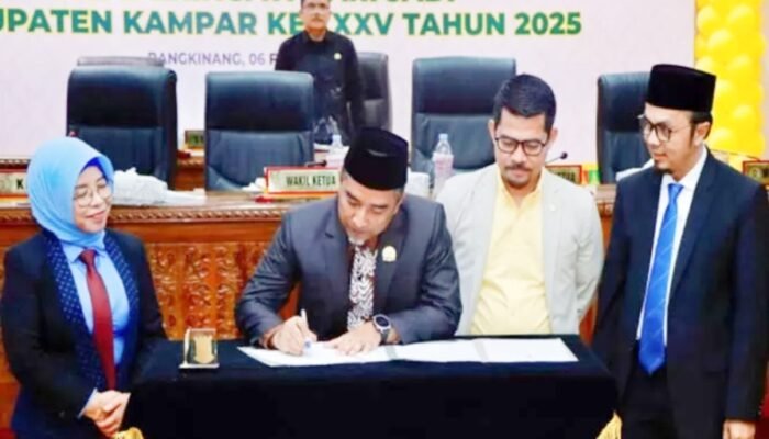 Sah, DPRD Kampar Tetapkan Bupati dan Wakil Terpilih